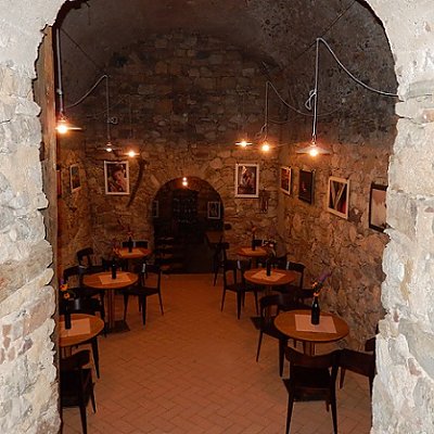 Blick in den tiefen Keller von Schloss Rechtenthal